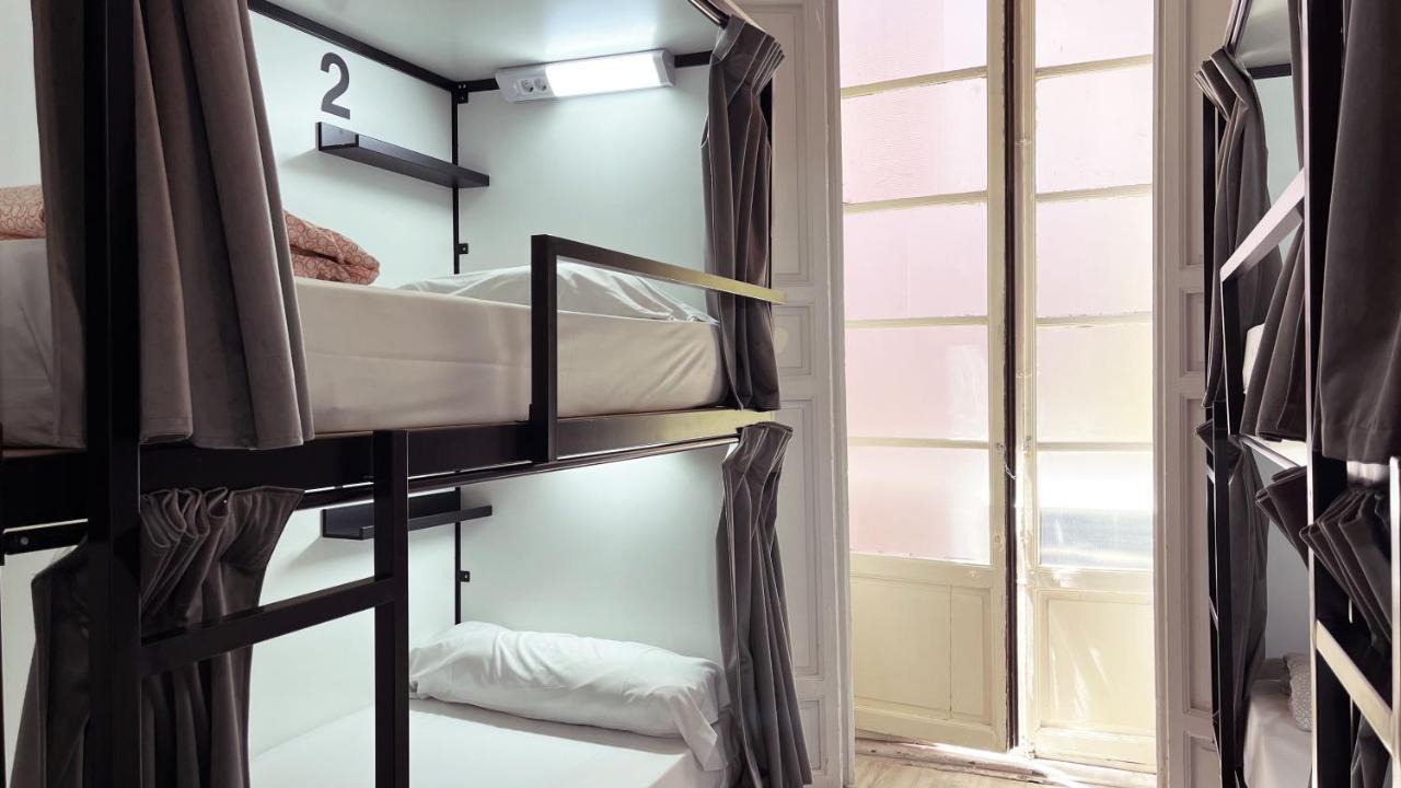 Bett im 6-Bett-Schlafsaal mit Gemeinschaftsbad
